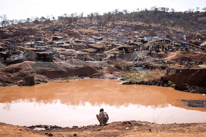 Un minero artesanal busca oro en la mina de Karakaene, una de las mayores explotaciones artesanales de este metal precioso del sureste de Senegal, cerca de la frontera con Malí.