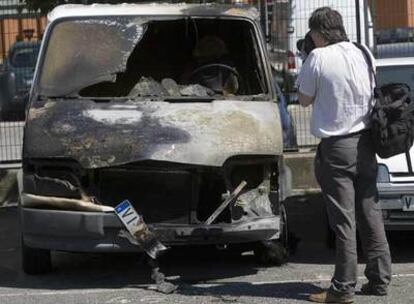 Uno de los vehículos incendiados la madrugada del domingo en Vitoria.