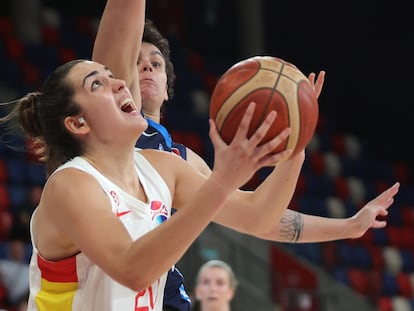 Paula Ginzo, en acción durante el último partido del Eurobasket entre España y Grecia, el pasado domingo.