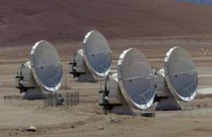 Vista de un grupo de antenas radiotelescópicas instaladas en el altiplano Llano de Chajnantor y que forman parte del Atacama Large Milimeter Array (ALMA). EFE/Archivo