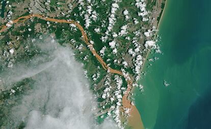 Así se ve desde el espacio la tragedia natural del río Doce, que baña la parte sureste de Brasil y desemboca en el océano Atlántico. En la imagen, tomada por el satélite Landsat 8 de la NASA, se ve cómo el barro que inundó el río a principios de noviembre llega hasta su desembocadura y penetra en el océano. Los 55 millones de metros cúbicos de lodo, compuesto de deshechos mineros, hierro y silicio, contaminaron las aguas al romperse el dique que los contenía en el estado de Minas Gerais. La tragedia ha acabado con la vida de 12 personas y con buena parte de la biodiversidad del río y sus alrededores que, según calculan los expertos, tardarán hasta 30 años en recuperarse.