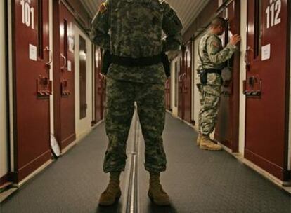 Militares estadounidenses vigilan a los presos en la zona de máxima seguridad de Guantánamo.