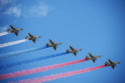 Aviones Su-25 de la Fuerza Aérea Rusa sobrevuelan la Plaza Roja, dejando estelas de humo con los colores de la bandera rusa durante el desfile militar del Día de la Victoria en Moscú.