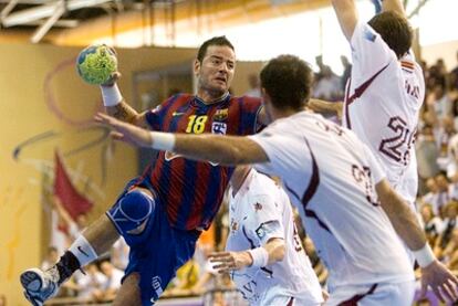 Iker Romero, del Barcelona, trata de lanzar a puerta en un partido contra el Ciudad Real.