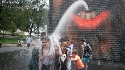 Niños juegan en una fuente en el Millennium Park de Chicago (Illinois), el 17 de junio.