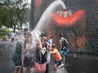 Niños juegan en una fuente en el Millennium Park de Chicago (Illinois), el 17 de junio.