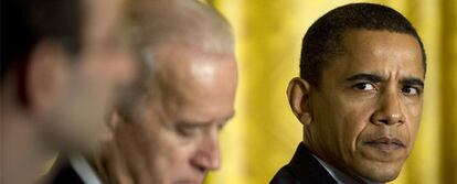 Obama y el vicepresidente Biden (centro), durante una reunión con el director de la Oficina del Presupuesto de la Casa Blanca, Peter Orszag.