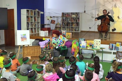 La escritora Margarita del Mazo con niños y niñas del colegio La Laguna de Los Llanos de Aridane.