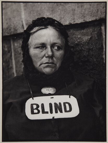 'Blind Woman. Camera Work nº 49/50, julio 1917'. de Paul Strand. Fotograbado sobre papel. Museo Reina Sofía.