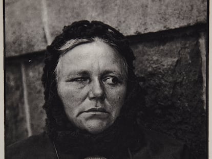 'Blind Woman. Camera Work nº 49/50, julio 1917'. de Paul Strand. Fotograbado sobre papel. Museo Reina Sofía.