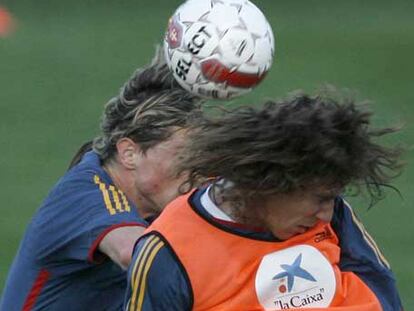 Puyol, en primer plano, cabecea ante Torres en un entrenamiento el miércoles.