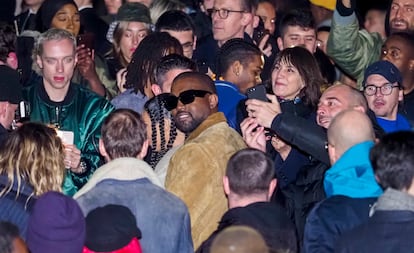 Kanye West, rodeado de fans tras el desfile de su marca Yeezy durante la Paris Fashion Week de 2020, celebrada en marzo de 2020 justo antes de que el mundo se detuviese.