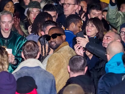 Kanye West, rodeado de fans tras el desfile de su marca Yeezy durante la Paris Fashion Week de 2020, celebrada en marzo de 2020 justo antes de que el mundo se detuviese.