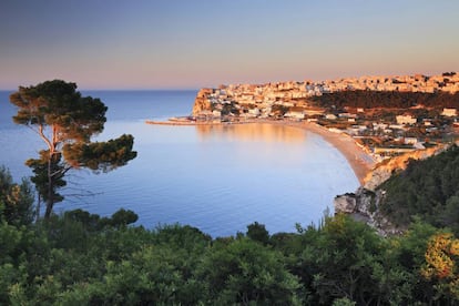 Panorámica de la ciudad de Peschici, en la región italiana de Apulia. 