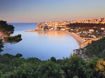 Panorámica de la ciudad de Peschici, en la región italiana de Apulia. 