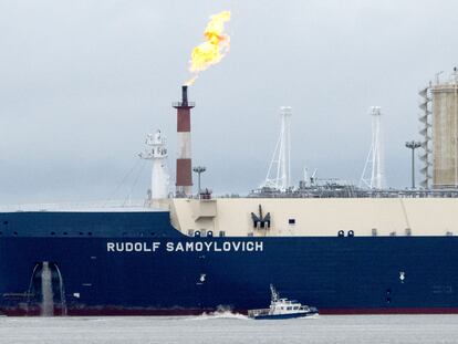 El metanero ruso 'Rudolf Samoylovich', que opera bajo bandera de Bahamas, el 10 de marzo en el puerto de Montoir-de-Bretagne (Francia).