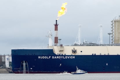 Un tanquero ruso bajo bandera de Bahamas, en el puerto de Montoir-de-Bretagne (Francia), en marzo de 2022.