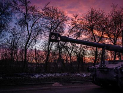 Un obús autopropulsado ucranio en movimiento en la provincia de Donetsk, al este de Ucrania.