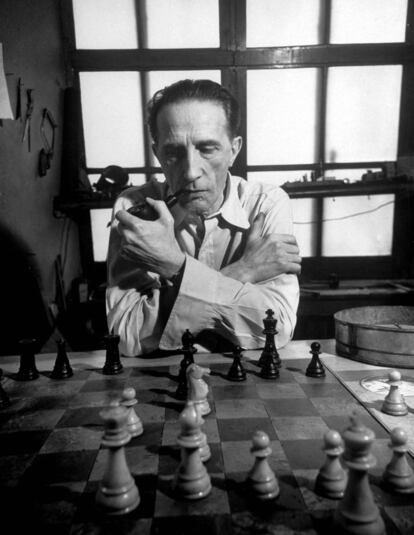 <p><strong>Lo que pensamos hoy: </strong>Estamos ante el artista más influyente en la creación del sigo XX junto con Picasso. Si el malagueño trató siempre de construir nuevos modos de expresión, el empeño de Duchamp era más bien destructivo. Y si no destruirlo, sí logro desde luego cambiar la concepción del arte, acelerando un cambio que venía fraguándose desde los tiempos de Velázquez. Con él, lo importante ya no era una determinada habilidad técnica, sino un ejercicio mental: cualquier cosa podía ser considerada arte, si el artista así lo había decidido. Su<em> Fuente (1917) </em>-en realidad, un urinario marcado con la firma de un tal R. Mutt-, que recientemente se ha atribuido a Elsa von Freytag-Loringhoven, es una de las obras de arte más conocidas de las primeras vanguardias, y su influjo se extiende al pop, el <em>povera </em>y todas las formas de arte conceptual hasta hoy.</p> <p><strong>Lo que dijeron entonces: </strong>Allá por 1915, así despachó dos de sus obras William B. McCormick en <em>The New York Press</em>: “No es fácil tomarse en serio como “arte” tales evocaciones mecánicas”.</p>