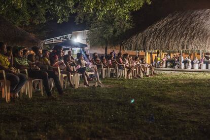 Proyección de una película para los niños de El Salado, a cargo de la gira ambulante del Festival Internacional de Cine de Cartagena.