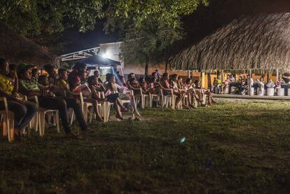 Proyecci&oacute;n de una pel&iacute;cula para los ni&ntilde;os de El Salado, a cargo de la gira ambulante del Festival Internacional de Cine de Cartagena.