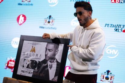 El cantante colombiano Maluma recibió su cuádruple disco de platino durante una rueda de prensa el 23 de febrero de 2017, antes de su actuación en la 58º versión del Festival internacional de la canción de Viña del Mar, en la localidad del mismo nombre (Chile).