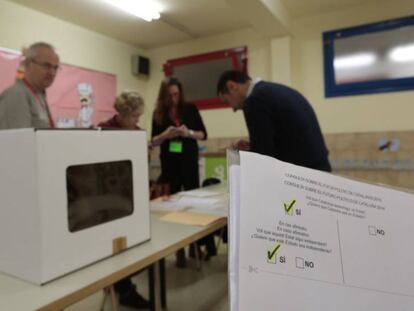 Una mesa electoral a la consulta del 9-N del 2014 a Barcelona.