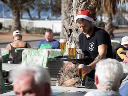 Un camarero atiende la terraza de un restaurante en Palma el pasado 11 de diciembre.