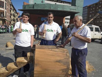 Julián, Amando y Julen Larrea durante la exhibición de ayer en la Herriko Plaza de Barakaldo.