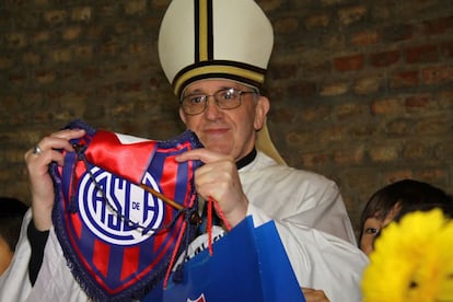El cardenal argentino, Jorge Bergoglio posa con una camiseta del equipo de fútbol el San Lorenzo de Almagro del que es socio.