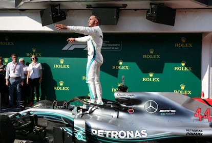 Lewis Hamilton celebra la victoria en el Gran Premio de Hungría.