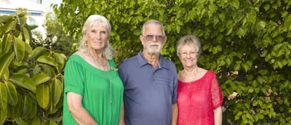 Da esq. para a dir., Vilma Archer, Gerald Steel e Jean Steel no jardim de Archer, em um condomínio próximo de Calpe.