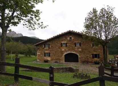 El hotel Mendi Goikoa, en Axpe (Vizcaya),  12 habitaciones y cuidados interiores tradicionales.