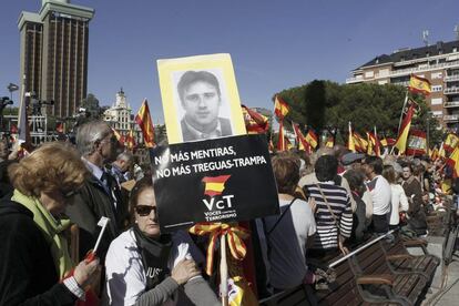 Una asistente a la manifestación contra la Doctrina Parot, porta una pancarta con el retrato de Miguel Ángel Blanco.