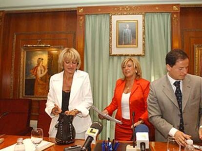 García Marcos, Marisol Yagüe y Carlos Fernández, ayer, al inicio del pleno del Ayuntamiento de Marbella.