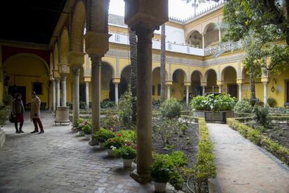 El patio principal del palacio renacentista de Las Dueñas conserva partes del pavimento del edificio anterior del siglo XV.