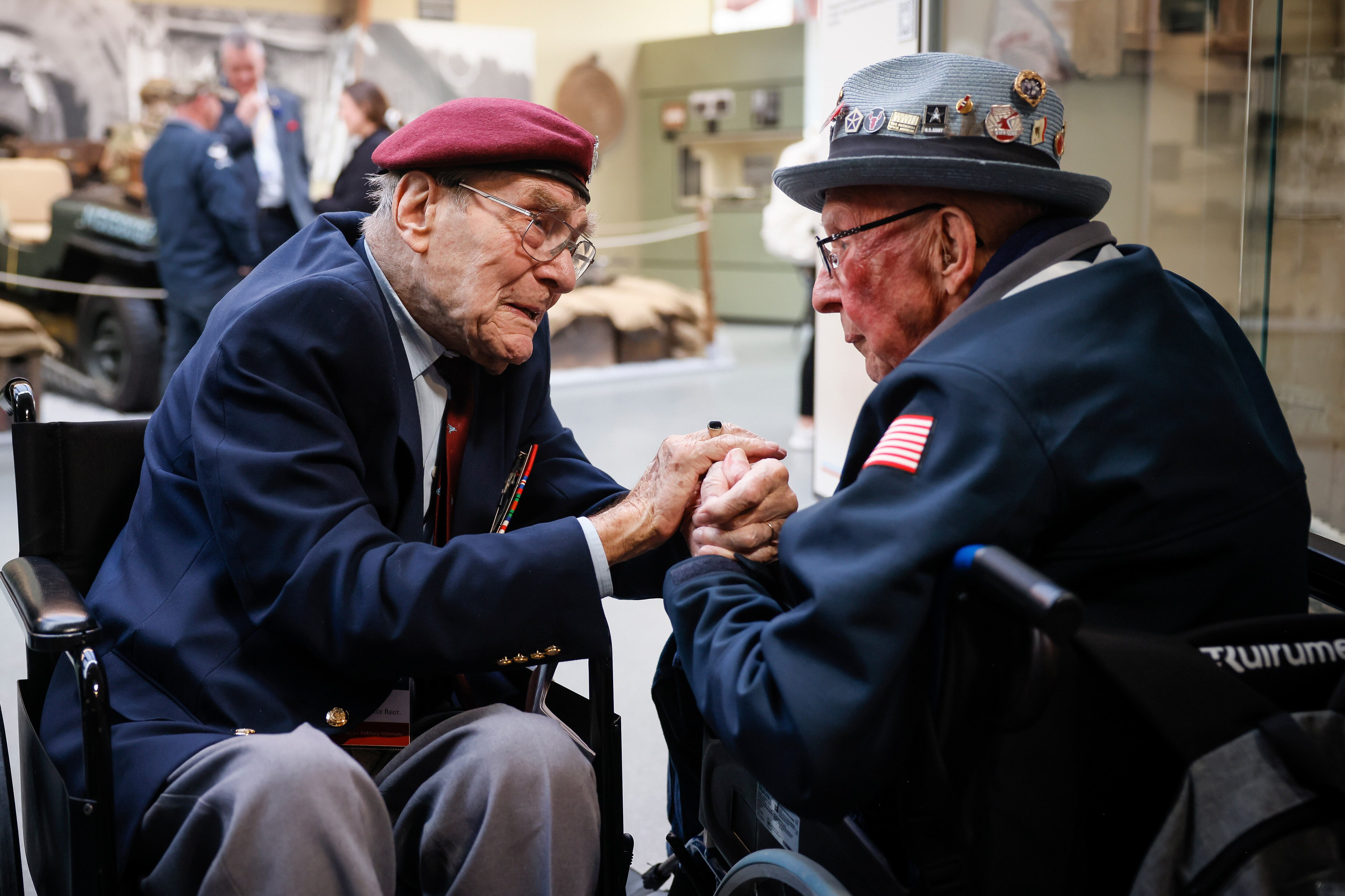 Dos veteranos del desembarco de Normandía en el 79 aniversario del Día D. 