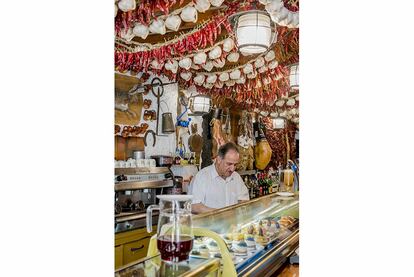 El bar Gredos, en el Mercado Chico, donde triunfa la tapa de jabalí guisado.