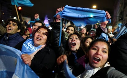 Manifestantes antiabortistas celebran la decisión del Senado argentino de rechazar la ley.