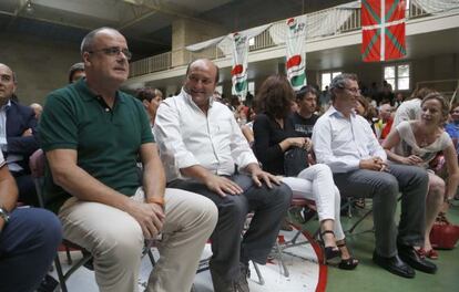 Joseba Egibar, Andoni Ortuzar, Bakartxo Tejeria y Markel Olano, del PNV, en Zarautz
