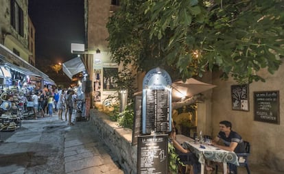 Terraza de un restaurante en el centro histórico de Calvi (Córcega).