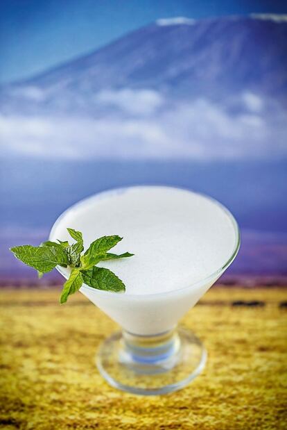 El licor Amarula se elabora en Sudáfrica, y sus ingredientes principales son el fruto del marula o árbol del elefante, azúcar y nata. Su textura cremosa y su peculiar sabor a caramelo afrutado, sin ser demasiado dulce, lo hacen perfecto tanto para tomar solo con hielo como para coctelería. Mezclado con café y muy frío puede ser una excelente bebida para las sobremesas de verano. </p> <p><em>Ingredientes.</em>20 mililitros de Amarula Cream, 10 mililitros de crema de menta blanca, una bola de helado de vainilla, 10 mililitros de vodka Pushkin. </p> <p><em>Preparación.</em> 1. Procesar en un robot de cocina o batidora americana todos los ingredientes, junto con dos cubitos de hielo, hasta que estén bien mezclados y el hielo se haya integrado totalmente. 2. Servir en copa de cóctel o similar, decorado con menta fresca.