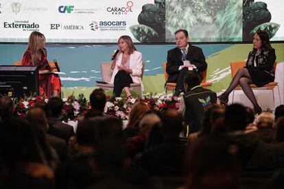 La periodista Diana Calderón habla con Rosa Junquera (directora de Sostenibilidad de PRISA), Mauricio López González (director Ejecutivo de la Red Colombia del Pacto Global de las Naciones Unidas) y Carolina Montes (directora del Departamento de Derecho al Medio Ambiente de la Universidad Externado), durante el panel ‘Los retos de la educación frente a los ODS’.