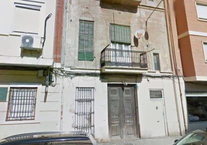 Vivienda de la calle Benlliure, en el barrio del Cabanyal de Valencia, donde se ha hallado el cadáver.