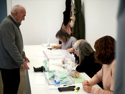 Un hombre acude a un colegio electoral en Navarra durante los comicios de este domingo.