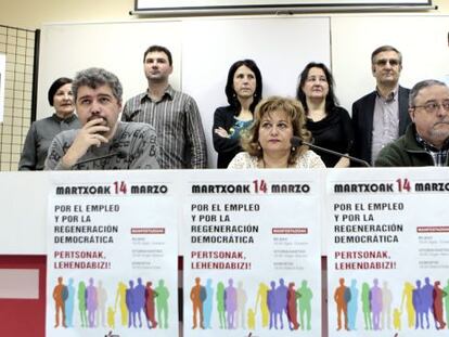 Sordo (primero por la izquierda), junto a otros representantes de las organizaciones de la Cumbre Social, en su rueda de prensa en Bilbao.