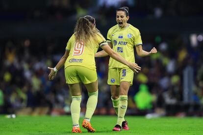 Kaci y Katty Martínez celebran un gol en la final entre el América y el Pachuca, por el título de la Liga MX Femenil