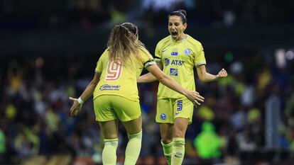 Aurelie Kaci celebra con Katty Martínez el 2-0 frente al Pachuca, en la final de la Liga MX Femenil.