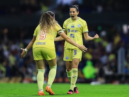 Aurelie Kaci celebra con Katty Martínez el 2-0 frente al Pachuca, en la final de la Liga MX Femenil.