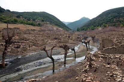 The ruins of the old town of Mansilla de la Sierra, normally submerged beneath the waters of the Mansilla reservoir, are revealed following a prolonged drought, in Rioja province, Spain, August 28, 2017. REUTERS/Vincent West